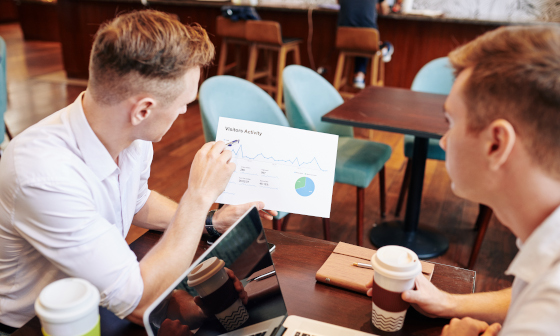 Marketing manager showing document to colleague Spot Emotion Presse
